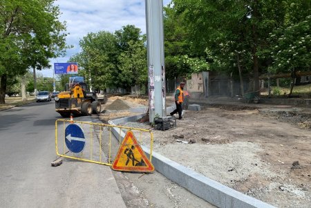 На улице Академической проводят капитальный ремонт тротуара