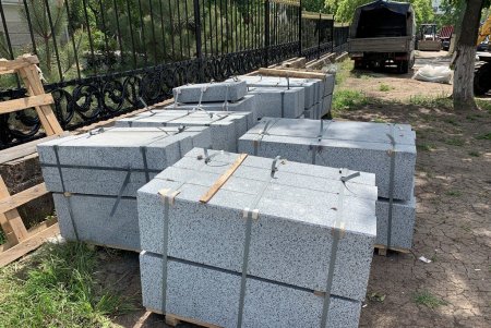 На улице Академической проводят капитальный ремонт тротуара