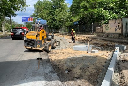 На улице Академической проводят капитальный ремонт тротуара