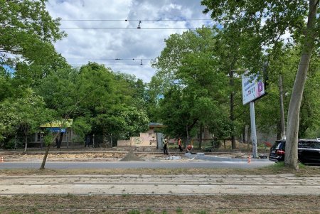 На улице Академической проводят капитальный ремонт тротуара