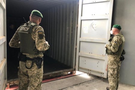В Черноморском порту ликвидировали международный канал контрабанды сигарет: стоимость партии — около 70 млн. грн. (фото, видео)