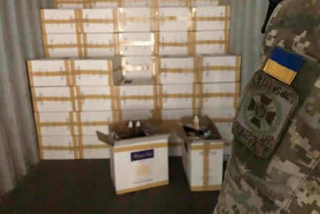 В Черноморском порту ликвидировали международный канал контрабанды сигарет: стоимость партии — около 70 млн. грн. (фото, видео)