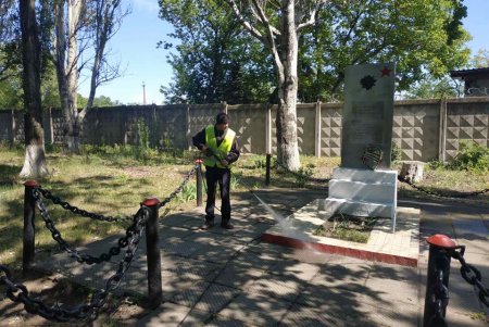 В Малиновском районе коммунальщики помыли и покрасили памятники и памятные знаки