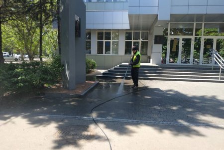 В Малиновском районе коммунальщики помыли и покрасили памятники и памятные знаки