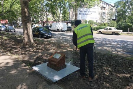 В Малиновском районе коммунальщики помыли и покрасили памятники и памятные знаки