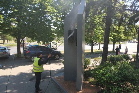 В Малиновском районе коммунальщики помыли и покрасили памятники и памятные знаки