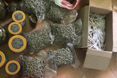 У иностранца нашли огнестрельное оружие и почти 13 кг каннабиса (фото)