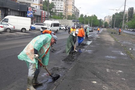 Коммунальщики ликвидируют последствия непогоды в Одессе (фото)