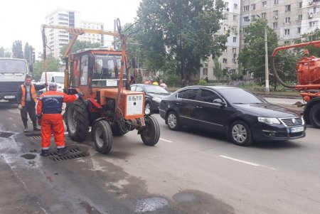 Коммунальщики ликвидируют последствия непогоды в Одессе (фото)