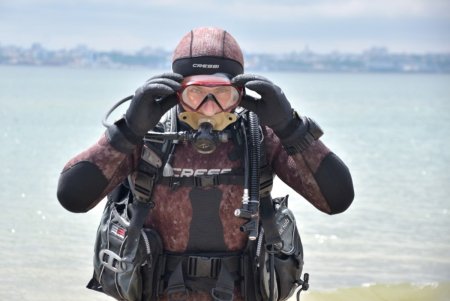 Стекла, банки, острые камни: водолазы очищают морское дно на «Молодой гвардии» (фото)