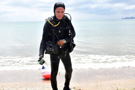 Стекла, банки, острые камни: водолазы очищают морское дно на «Молодой гвардии» (фото)