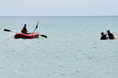 Стекла, банки, острые камни: водолазы очищают морское дно на «Молодой гвардии» (фото)