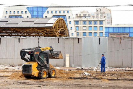 Реконструкция Новощепного ряда: все старые рельсы уже убрали (фоторепортаж)