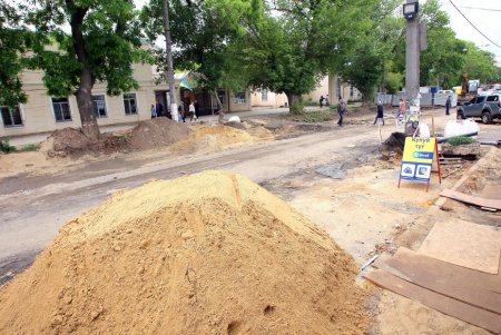 Реконструкция Новощепного ряда: все старые рельсы уже убрали (фоторепортаж)