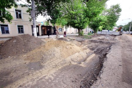 Реконструкция Новощепного ряда: все старые рельсы уже убрали (фоторепортаж)