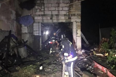 Под Одессой горел частный дом: его тушили 18 спасателей (фото)