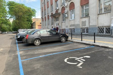 Возле центра первичной медицинской помощи на Торговой уложили тротуарную плитку и тактильные указатели (фото)