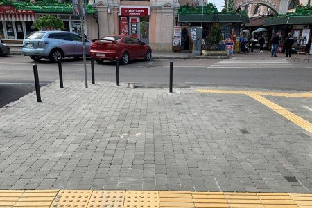 Возле центра первичной медицинской помощи на Торговой уложили тротуарную плитку и тактильные указатели (фото)