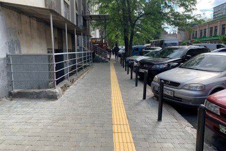 Возле центра первичной медицинской помощи на Торговой уложили тротуарную плитку и тактильные указатели (фото)