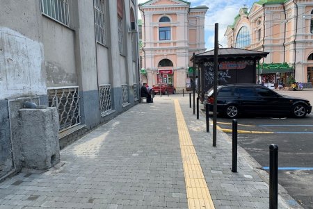 Возле центра первичной медицинской помощи на Торговой уложили тротуарную плитку и тактильные указатели (фото)