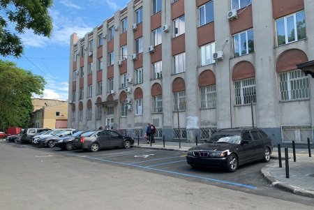 Возле центра первичной медицинской помощи на Торговой уложили тротуарную плитку и тактильные указатели (фото)