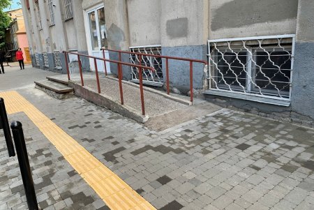 Возле центра первичной медицинской помощи на Торговой уложили тротуарную плитку и тактильные указатели (фото)