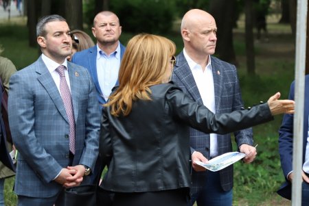 В Преображенском парке строят детскую площадку и заканчивают арку на новом входе в зоопарк (фото)