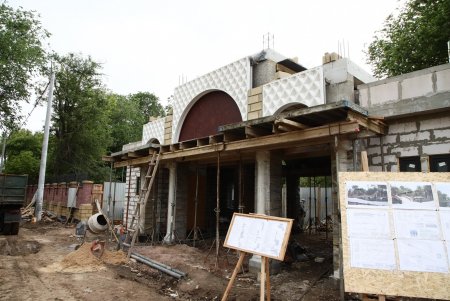 В Преображенском парке строят детскую площадку и заканчивают арку на новом входе в зоопарк (фото)