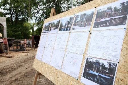 В Преображенском парке строят детскую площадку и заканчивают арку на новом входе в зоопарк (фото)