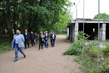 В Преображенском парке строят детскую площадку и заканчивают арку на новом входе в зоопарк (фото)
