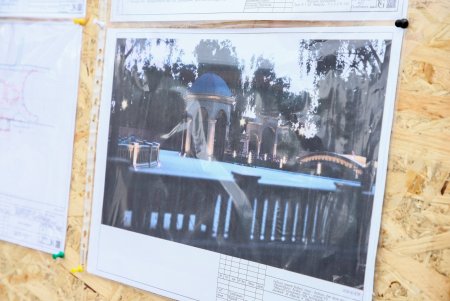 В Преображенском парке строят детскую площадку и заканчивают арку на новом входе в зоопарк (фото)
