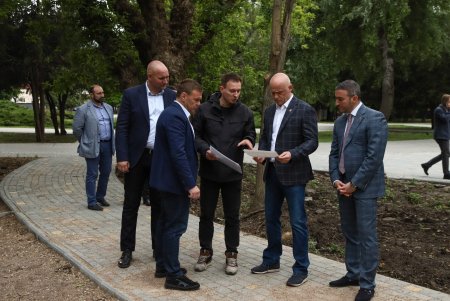 В Преображенском парке строят детскую площадку и заканчивают арку на новом входе в зоопарк (фото)
