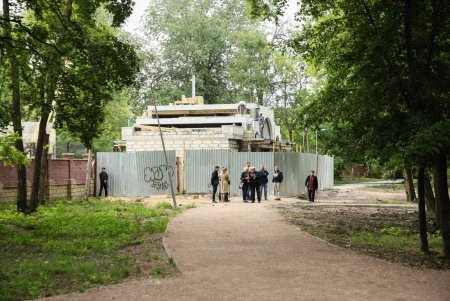 В Преображенском парке строят детскую площадку и заканчивают арку на новом входе в зоопарк (фото)
