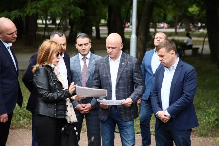 В Преображенском парке строят детскую площадку и заканчивают арку на новом входе в зоопарк (фото)
