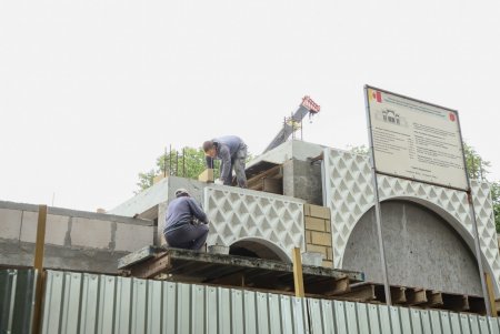 В Преображенском парке строят детскую площадку и заканчивают арку на новом входе в зоопарк (фото)
