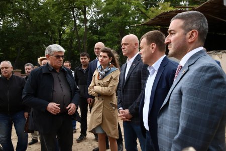 В Преображенском парке строят детскую площадку и заканчивают арку на новом входе в зоопарк (фото)