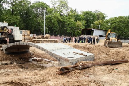 В Преображенском парке строят детскую площадку и заканчивают арку на новом входе в зоопарк (фото)