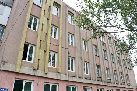 В детской городской поликлинике № 5 начали капремонт (фото)