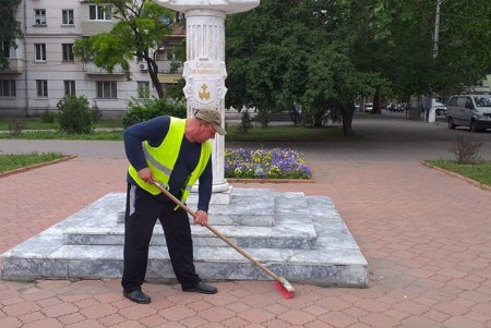 Коммунальщики очистили бюветы и памятники в Малиновском районе (фото)