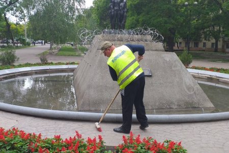 Коммунальщики очистили бюветы и памятники в Малиновском районе (фото)