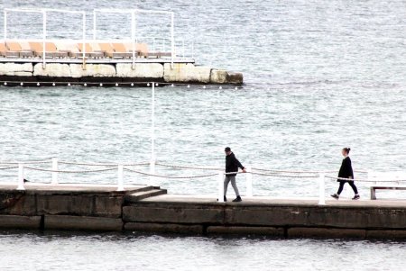 Спокойное море и немноголюдный пляж: не по-летнему прохладный день в Аркадии (фоторепортаж)