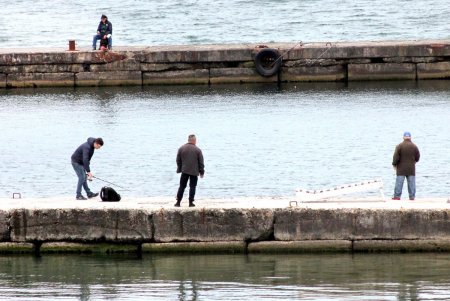 Спокойное море и немноголюдный пляж: не по-летнему прохладный день в Аркадии (фоторепортаж)