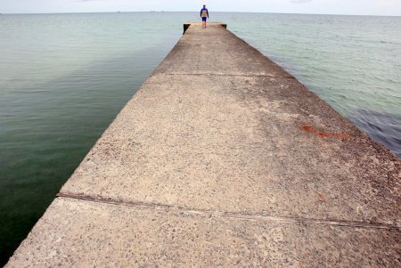 Спокойное море и немноголюдный пляж: не по-летнему прохладный день в Аркадии (фоторепортаж)