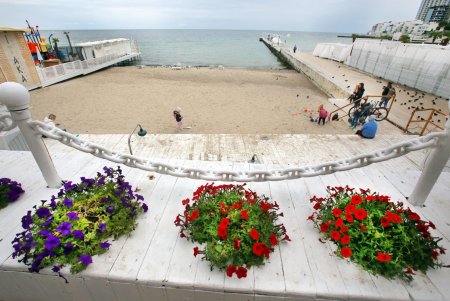 Спокойное море и немноголюдный пляж: не по-летнему прохладный день в Аркадии (фоторепортаж)