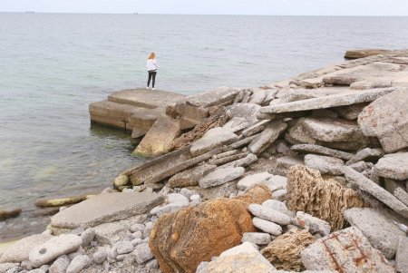 Спокойное море и немноголюдный пляж: не по-летнему прохладный день в Аркадии (фоторепортаж)