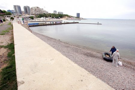 Спокойное море и немноголюдный пляж: не по-летнему прохладный день в Аркадии (фоторепортаж)