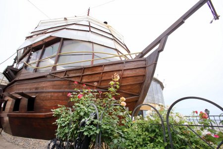 Спокойное море и немноголюдный пляж: не по-летнему прохладный день в Аркадии (фоторепортаж)
