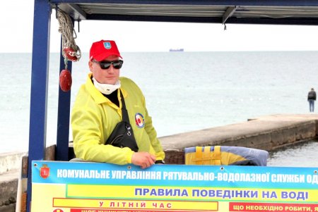 Спокойное море и немноголюдный пляж: не по-летнему прохладный день в Аркадии (фоторепортаж)
