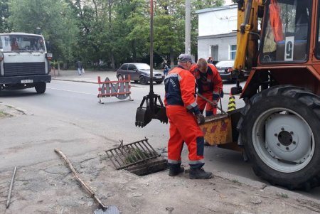 Чистили люки и ликвидировали стихийные свалки: коммунальщики навели порядок в Малиновском районе города (фото)