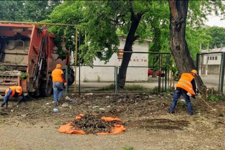 Чистили люки и ликвидировали стихийные свалки: коммунальщики навели порядок в Малиновском районе города (фото)